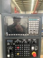 Tour CNC central à double broche à serrage, à entraînement intermédiaire par courroie, à prix bas et haute efficacité, pour le tournage en série de rouleaux de convoyeur