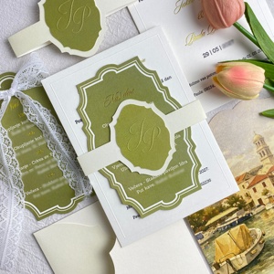 Invitation de mariage 3D gaufrée vert olive avec bord festonné, invitation méditerranéenne avec monogramme, bandeau et nœud en dentelle - Product Image 3
