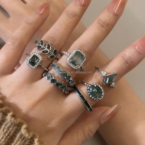 แหวนหมั้นผู้หญิงดีไซน์คลาสสิกหรูหราประดับมอสอาเกต พร้อมชุบทองเหลือง ฝังพลอยธรรมชาติด้วยวิธี Claw Setting รุ่นใหม่ทันสมัย - Product Image 1