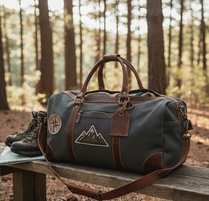 Sac de voyage vintage en toile bordeaux avec garniture en cuir, patch montagne et étiquette de bagage personnalisée - Grand sac de voyage pour la nuit - Product Image 2