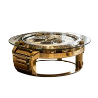 La table basse au design moderne avec une base en métal doré et un dessus en verre transparent est un ajout idéal