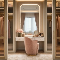 Dressing intégré sur mesure avec armoire murale du sol au plafond, miroir de courtoisie et éclairage LED
