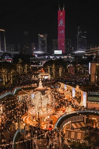 Esfera de Navidad Encantadora de Acero Inoxidable - Escultura de Luz de Bola de Cristal para el Vestíbulo de un Hotel de Lujo - Product Image 2
