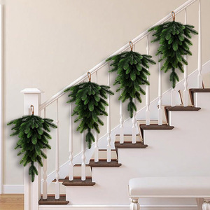 Décoration murale de Noël artificielle en aiguilles de pin rouge, pour intérieur et extérieur, 24 pouces - Product Image 2