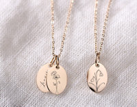 Cynya Collier personnalisé en acier inoxydable avec pendentif ovale en forme de coeur Chaîne à maillons Fleurs de naissance Idée cadeau tendance pour elle