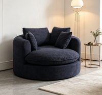 Fauteuil de salon moderne bleu marine en tissu chenille, avec assise profonde enveloppante, dossier haut et coussins, pour hôtel et appartement