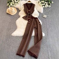 Ensemble tricoté 2 pièces élégant en tweed style européen pour femme : Haut café à boutons dorés et pantalon taille haute coupe large ajustée – Tenue tendance