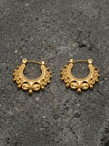 Boucles d'oreilles créoles couronne en U rétro de luxe léger Enigma Europe États-Unis en acier inoxydable plaqué or véritable 18 carats pour femme - En stock - Product Image 6