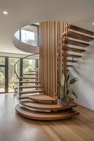 Escalier moderne en bois Tanlong Escaliers intérieurs incurvés Garde-corps Balustrade en bois massif
