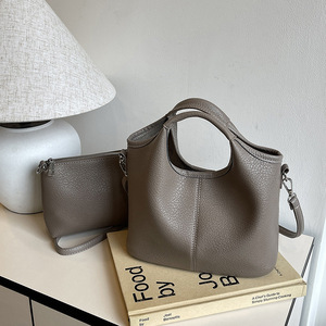Sac bandoulière en PU en forme de seau avec design à empiècements, fermeture magnétique et sangle simple pour un usage quotidien - Product Image 3