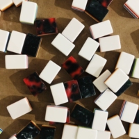 Ensemble de Mahjong Tortoise Haut de Gamme Personnalisé, Ensemble de Mahjong Américain, Quatre Couches de Couleurs, Mahjong en Acrylique avec Votre Propre Design