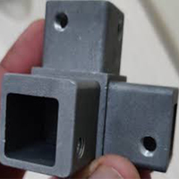 Connecteur d'angle universel en aluminium moulé sous pression ADC12, usiné avec précision par CNC pour l'assemblage de profilés industriels