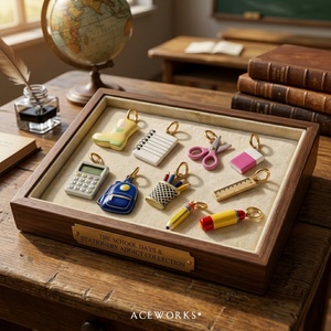 Adicto a la Papelería |   Mini Dijes Esmaltados de Acero Inoxidable con Baño de Oro PVD de 18K para Escritorio Escolar |   Mochila con diseño de lápiz y tijera, colgante para bolígrafo DIY - Product Image 2