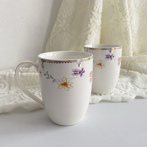 Taza de lujo con patrón floral Ditsy, borde de pintura dorada, taza de té de la tarde para el Día de la madre - Product Image 1