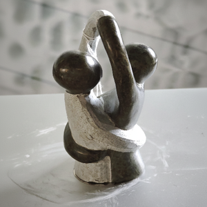 Sculpture d'embrassade de couple abstraite moderne pour la décoration intérieure ou les cadeaux, pièce artistique élégante, disponible au prix de gros - Product Image 1