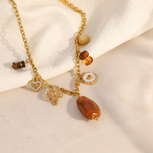 Collar de acero inoxidable con colgantes de resina, colgante de corazón y flor, chapado en oro de 18k, accesorio de moda para otoño e invierno. - Product Image 2