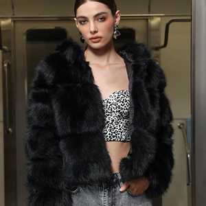 Giacca Invernale D&M Personalizzata per Donne con Cappuccio in Ecopelliccia, Cappotto Corto in Pelle con Pelliccia per l'Autunno - Product Image 2