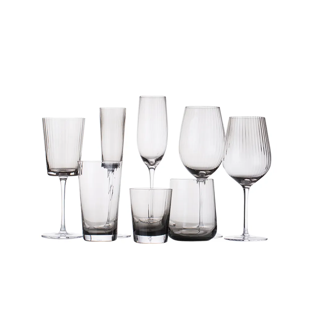 Smokey graues Trinkglas mit grauem Weinglas-Champagner glas im gerippten Design