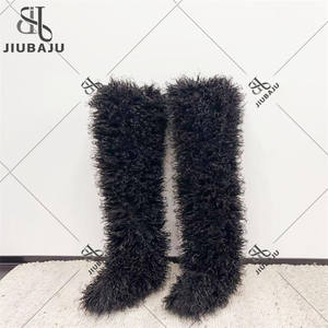 Conjunto de Tres Piezas de Moda de Invierno para Mujer Chaleco de Pelo sin Mangas con Espalda Descubierta + Shorts + Botas Altas de Pelo - Product Image 5