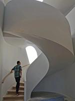 Escalier en colimaçon intérieur économique au design moderne, garde-corps en verre incurvé, marches ouvertes, métal décoratif, appartement, durable, caractéristique
