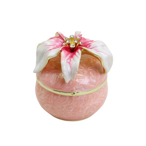 Scatola Portaoggetti in Metallo a Forma di Giglio, Elegante Bomboniera e Regalo di Compleanno, Piccola Figurina Decorativa per la Casa - Product Image 1