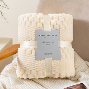Manta Para Aire Acondicionado de Siesta en Franela de Jacquard Terciopelo Tejido 100% Poliéster con Diseño Moderno de Piña en Estilo Sólido - Product Image 1