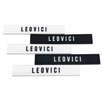 Etiquettes en PVC personnalisées Etiquettes avec logo en relief blanc Etiquettes en caoutchouc noir pour vêtement Etiquettes en silicone PVC pour vêtement