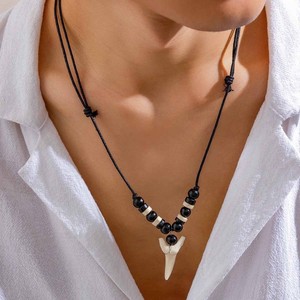 Collier ajustable <span class=keywords><strong>en</strong></span> perles de bois personnalisées pour hommes, pendentif dents de requin, bijoux masculins - Product Image 2