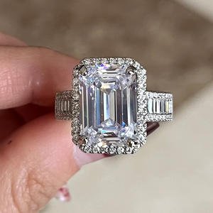 Anello di fidanzamento da donna F1566 in oro bianco con diamante taglio smeraldo, colore D naturale, montatura a halo - Product Image 3