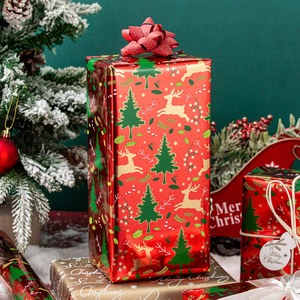 Rollo de Papel de Regalo Navideño Rojo Reversible - 17 Pulgadas X 33 Pies - Alce y Árbol con Lámina Dorada Metálica, Bayas de Acebo - Product Image 1