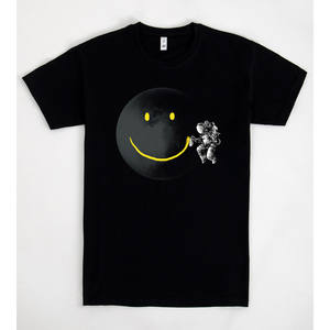 Camiseta Smile Face Astronaut, color negro, cuello redondo, diseño gráfico, unisex, talla para adultos - Product Image 1