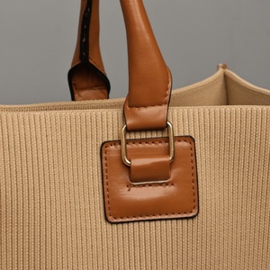 Sacs à main en cuir PU pour femmes, de haute qualité, durables et tendance, avec fermeture à bouton, pour usage au bureau, sacs de luxe personnalisés pour femmes, 2025 - Product Image 3