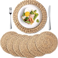 Sets de table ronds en jacinthe d'eau tressée pour la décoration de table à manger, idéaux pour une mise en scène rustique ou bohème.