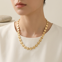 Collier Pendentif Disque Ondulé Personnalisé, Breloque en Métal Doré, Bijou Tendance, Accessoire de Chaîne