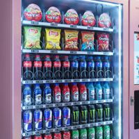 Distributeurs automatiques pour articles de vente au détail avec paiement par QR code, espèces, pièces et carte, adaptés aux aliments et aux boissons