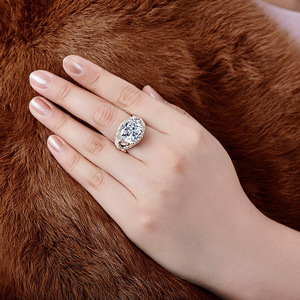 Hollow Floral Pattern Ring Vintage Design Finger Ring for Women - Product Image 2