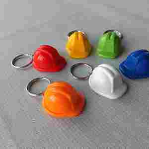 Porte-clés en plastique personnalisé en forme de mini-casque de sécurité IStapromo Gifts Wholesale, porte-clés créatifs en forme de casque de sécurité avec logo - Product Image 1