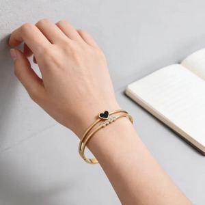 กำไลข้อมือรูปหัวใจสุดฮิต สีแดง/ขาว/ดำ เคลือบเงา ประดับเพชรคิวบิกเซอร์โคเนีย สแตนเลสสตีล ชุบทอง 18K กันน้ำ สำหรับสาวๆ - Product Image 1