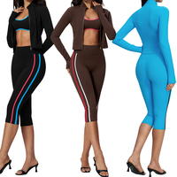 Ensemble de fitness trois pièces pour femme TZ2578-12 : veste à col montant, soutien-gorge de sport dos croisé et leggings capri respirants très extensibles