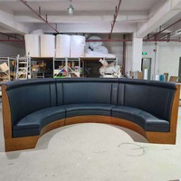 Ensemble de canapés confortables en U, en cuir noir, pour restaurant, avec banquette et table à manger en bois massif, vente en gros
