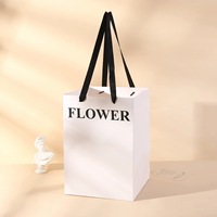 Witte papieren bloemen tas met BLOEM opdruk, zwart lint handvat, boeket cadeauverpakkingstas, groothandel voor bloemisten