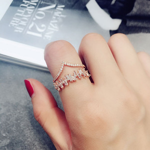 Anello da Cocktail Geometrico F882 da Donna con Zirconia Cubica Sintetica Taglio Smeraldo e Incastonatura a Pavé, Anelli di Fidanzamento alla Moda - Product Image 2