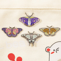 Nouveau brillant fabriqué en chine, conception personnalisée de diverses formes, alliage de Zinc de haute qualité, laiton fer papillon Logo épingle de revers Badge