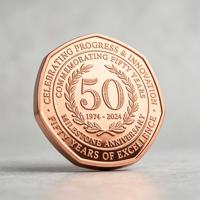Moneda Conmemorativa de 50 Aniversario Heptagonal de Cobre Sólido con Acabado Pulido de Alta Calidad y Grabado 3D Personalizado para Eventos Corporativos