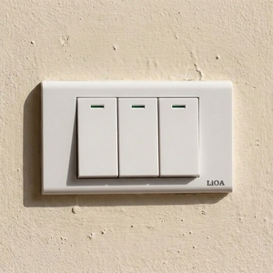 Interrupteur mural classique blanc 3 gangs 1 voie, interrupteur à bouton-poussoir pour éclairage électrique, pour usage domestique et commercial - Product Image 1