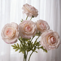 Hoogwaardige handgemaakte 3-koppige realistische kunstmatige latex witte roze ranonkelbloem voor bruiloft, huisdecoratie en tafeldecoratie
