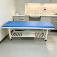 Table de massage thérapeutique pratique pour hôpital avec étagère de rangement intégrée, lit de soins à domicile doté d'un revêtement antibactérien et d'une capacité de charge élevée