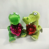 Peluche personnalisée Crocodile en train de câliner un cœur rouge, poupée en peluche, cadeaux pour enfants