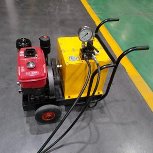 เครื่องแยกหินไฮดรอลิก RSW250 พร้อมเครื่องยนต์เบนซินและเกจวัดแรงดัน ตัวเครื่องสีเหลือง เครื่องยนต์สีแดง ติดตั้งบนล้อ - Product Image 1