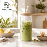 Pot en verre transparent personnalisé avec logo, en forme de canette de 500 ml, couvercle en bambou, paille, esthétique, compatible micro-ondes, pour emballage de café glacé et de boissons